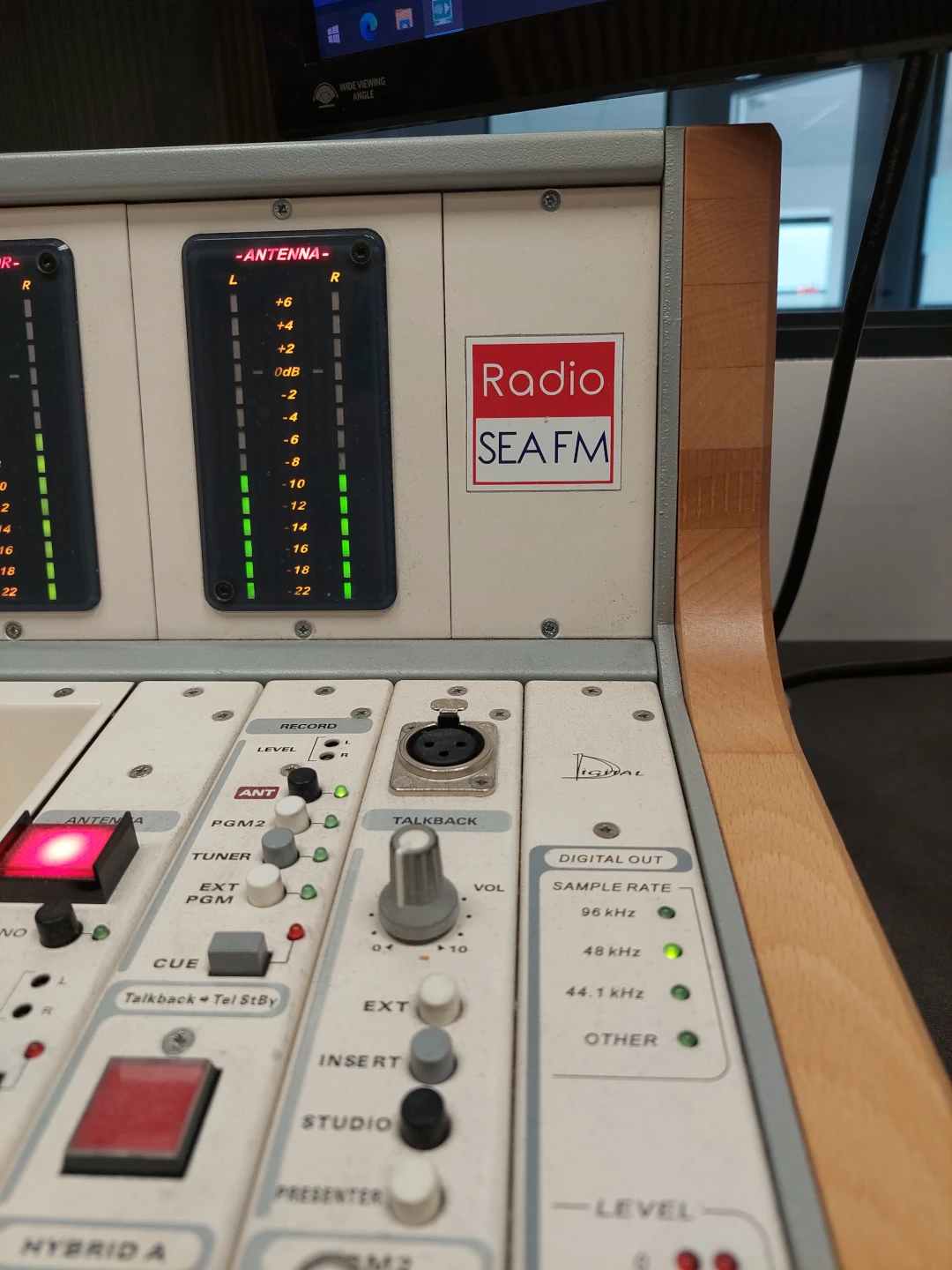 Console de diffusion de Sea FM, vumètres d'antenne allumés