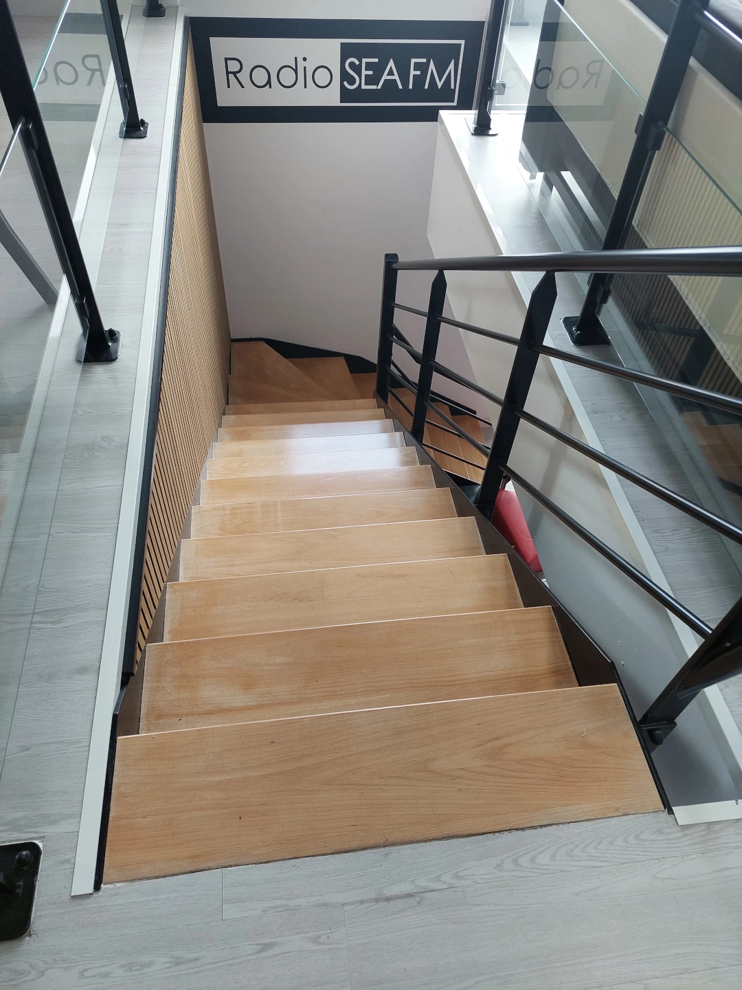 Escalier menant aux studios de Sea FM, logo peint sur le mur