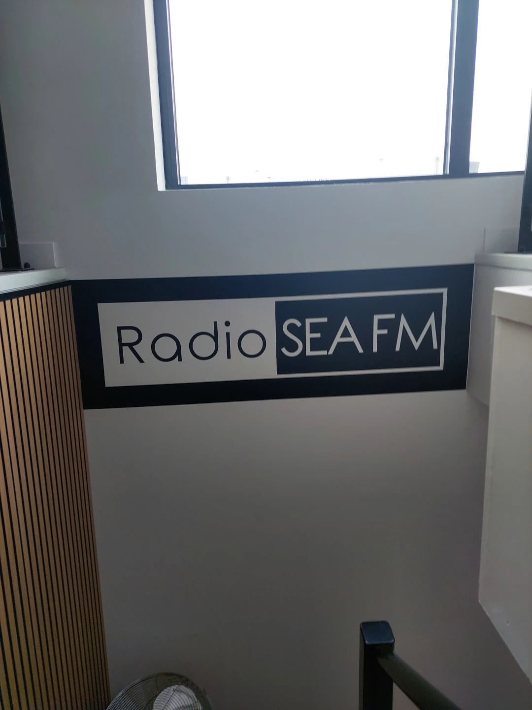 Logo Radio Sea FM peint sur un mur des locaux