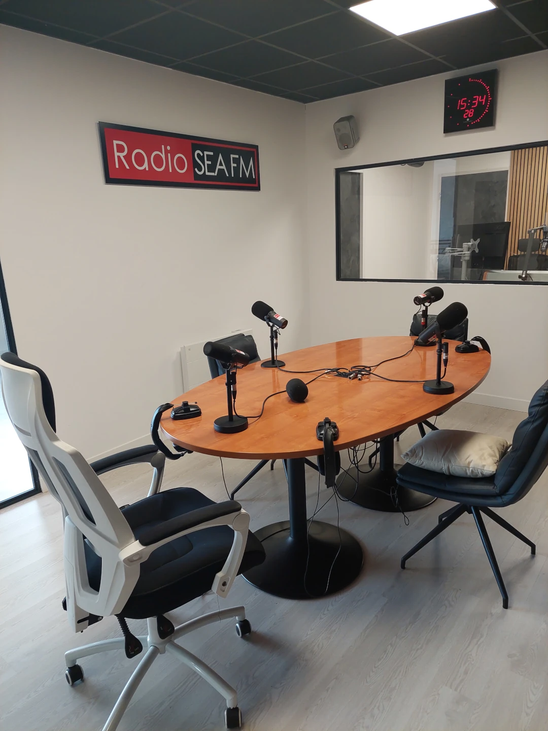 Le studio d'invités de Sea FM : table ovale, micros et vitre donnant sur la régie