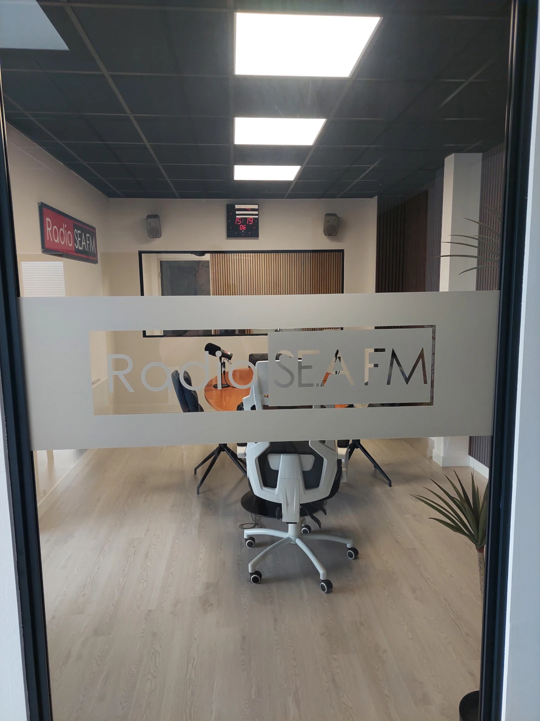 Le studio d'invités vu à travers la vitre sérigraphiée Radio Sea FM